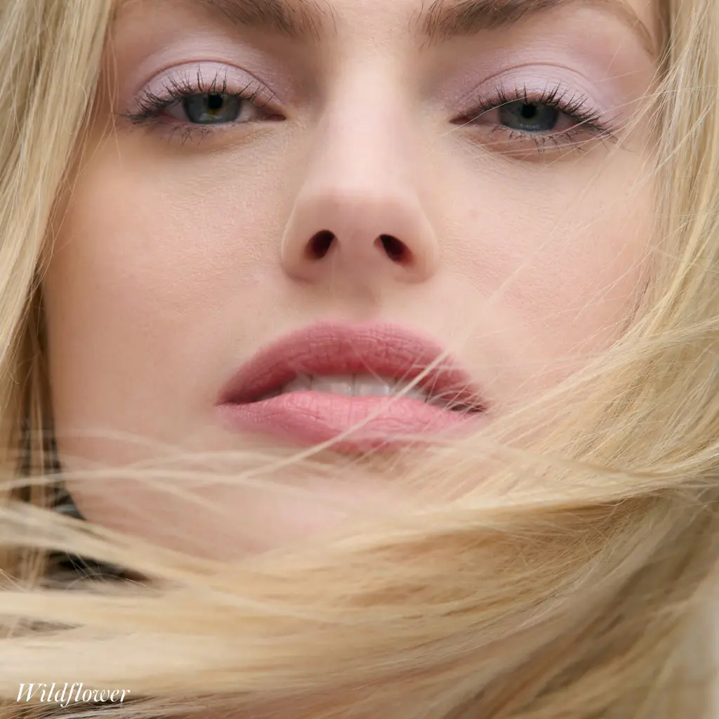 CASHMERE-EYELIGHTS-Wildflower-MODEL.webp