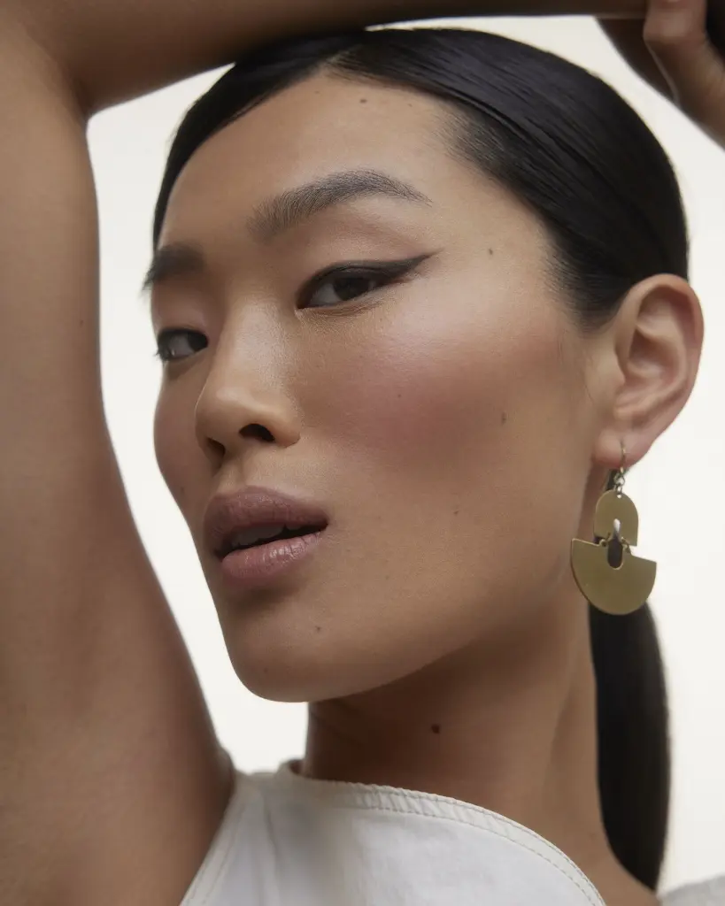 Le Regard - Eyes - Model Light Skin - Charcoal Color Liner.webp