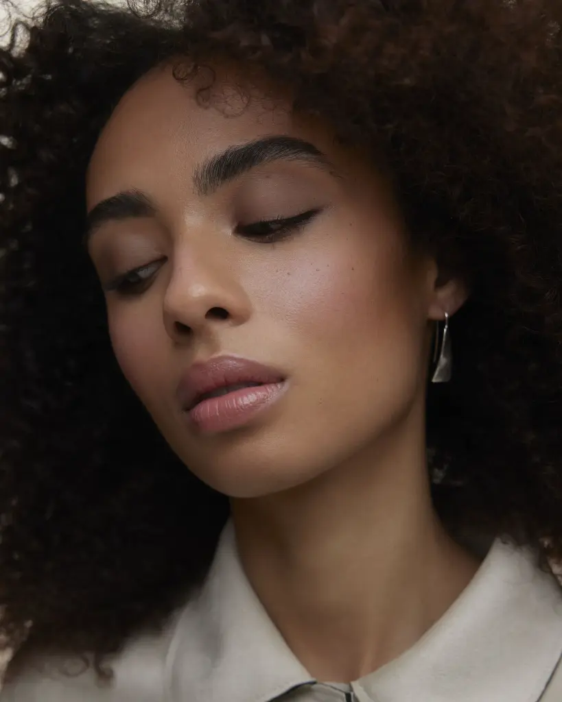 Le Regard - Eyes - Model Medium Skin - Taupe Color.webp